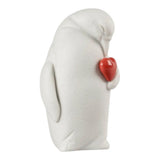 Scultura in porcellana "Colby – Pinguino protettore" con cuore rosso LLADRÓ