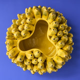 Vaso giallo in ceramica Werns con banane in ceramica