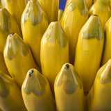 Vaso giallo in ceramica Werns con banane in ceramica