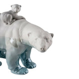 Scultura in porcellana "Mamma Orsa e i suoi cuccioli – Sott'acqua" bianca e blu LLADRÓ